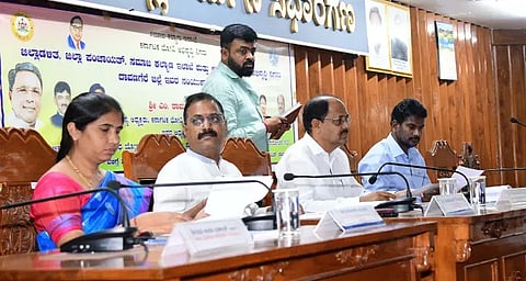 ದಾವಣಗೆರೆಯಲ್ಲಿ ಸೋಮವಾರ ಹಮ್ಮಿಕೊಂಡಿದ್ದ ವಿವಿಧ ಇಲಾಖೆಗಳ ಪ್ರಗತಿ ಪರಿಶೀಲನಾ ಸಭೆಯಲ್ಲಿ ಭೋವಿ ಅಭಿವೃದ್ಧಿ ನಿಗಮದ ಅಧ್ಯಕ್ಷ ಎಂ. ರಾಮಪ್ಪ, ಅಧೀಕ್ಷಕ ಮಂಜುನಾಥ್ ವಡ್ಡರ್, ಎಡಿಸಿ ಶಿವಕುಮಾರ ಶೀಲವಂತ್, ಜಿಪಂ ಉಪ ಕಾರ್ಯದರ್ಶಿ ಮಮತಾ ಹೊಸಗೌಡರ್ ಇದ್ದರು.