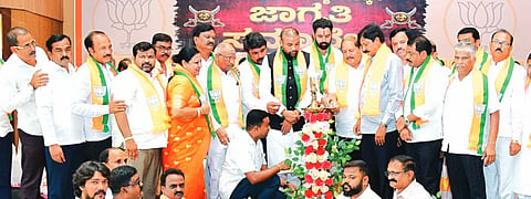 ಸಂವಿಧಾನಬದ್ಧ ಶೇ.7ರ ಎಸ್ಟಿ ಮೀಸಲಾತಿ ಜಾರಿಯಾಗಲೇಬೇಕು ಎಂಬ ಹಕ್ಕೊತ್ತಾಯದ ಸಂಬಂಧ ದಾವಣಗೆರೆಯಲ್ಲಿ ಬಿಜೆಪಿ ಎಸ್ಟಿ ಮೋರ್ಚಾದಿಂದ ಭಾನುವಾರ ಹಮ್ಮಿಕೊಂಡಿದ್ದ ಸಾಮಾಜಿಕ ನ್ಯಾಯಕ್ಕಾಗಿ ಜಾಗೃತಿ ಸಮಾವೇಶದ ಉದ್ಘಾಟನಾ ಕಾರ್ಯಕ್ರಮದಲ್ಲಿ ಶಾಸಕ ರಮೇಶ್ ಜಾರಕಿಹೊಳಿ,  ಮಾಜಿ ಸಚಿವ ಬಿ. ಶ್ರೀರಾಮುಲು, ರಾಜುಗೌಡ,  ಬಂಗಾರು ಹನುಮಂತು, ಬಿ.ವಿ.ನಾಯಕ್, ಶಾಂತಾರಾಂ ಸಿದ್ದಿ, ಹೇಮಲತಾ ನಾಯಕ, ಎಸ್.ವಿ. ರಾಮಚಂದ್ರ ಇತರರಿದ್ದರು. 