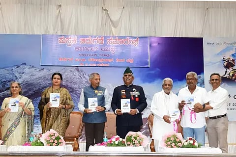ದಾವಣಗೆರೆಯಲ್ಲಿ ಕರ್ನಲ್ ದಿ. ಎಂ.ಬಿ. ರವೀಂದ್ರನಾಥ್ ವಿರಚಿತ ‘ಕಾರ್ಗಿಲ್ ಯುದ್ಧ ನಿರ್ಣಾಯಕ ತಿರುವು..’ ಪುಸ್ತಕ ಬಿಡುಗಡೆ ಸಮಾರಂಭದಲ್ಲಿ ಭೂಸೇನೆಯ ಮಾಜಿ ಉಪ ಮುಖ್ಯಸ್ಥ ನಿವೃತ್ತ ಲೆಫ್ಟಿನೆಂಟ್ ಜನರಲ್ ಬಿ.ಎಸ್. ರಾಜು, ನಿವೃತ್ತ ಯೋಧ ದಿಗೇಂದ್ರ ಕುಮಾರ್, ಸಂಸದೆ ಡಾ.ಪ್ರಭಾ ಮಲ್ಲಿಕಾರ್ಜುನ್, ಕೆ.ಜಿ. ಬಸವನಗೌಡ, ಅನಿತಾ ಇತರರಿದ್ದರು.
