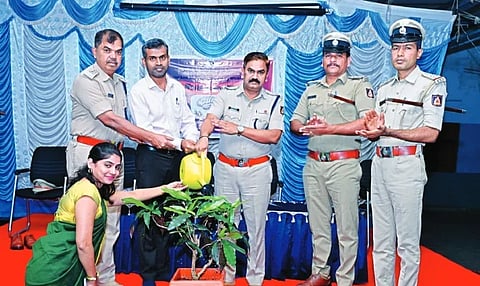 ದಾವಣಗೆರೆಯಲ್ಲಿ ಪೊಲೀಸ್ ಅಧಿಕಾರಿ-ಸಿಬ್ಬಂದಿಗೆ ಆಯೋಜಿಸಿದ್ದ ಮಿದುಳು ಆರೋಗ್ಯ ಜಾಗೃತಿ ಕಾರ್ಯಕ್ರಮವನ್ನು ಎಸ್ಪಿ ಎಚ್.ಟಿ. ಶೇಖರ್ ಉದ್ಘಾಟಿಸಿದರು. ನರರೋಗ ತಜ್ಞ ಡಾ.ಎ.ಎಚ್. ಹರೀಶ್, ಡಿವೈಎಸ್ಪಿ ತಿಪ್ಪೇಸ್ವಾಮಿ, ಪಿಐ ಕಿರಣ್‌ಕುಮಾರ್, ಪ್ರಶಾಂತ್ ಇದ್ದರು.  