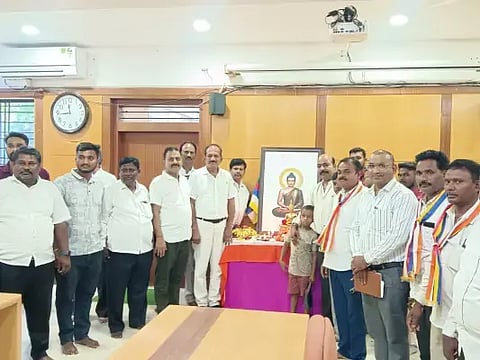  ದಾವಣಗೆರೆ ಜಿಲ್ಲಾಧಿಕಾರಿ ಕಚೇರಿ ಸಭಾಂಗಣದಲ್ಲಿ ಶುಕ್ರವಾರ ಹಮ್ಮಿಕೊಂಡಿದ್ದ ಭಗವಾನ್ ಗೌತಮ ಬುದ್ಧರ ಜಯಂತ್ಯುತ್ಸವದಲ್ಲಿ ಅಪರ ಜಿಲ್ಲಾಧಿಕಾರಿ ಶೀಲವಂತ ಶಿವಕುಮಾರ್, ರವಿಚಂದ್ರ, ಚನ್ನಣ್ಣ, ಅರಕೆರೆ ರಂಗಣ್ಣ, ಡಾ. ಎ.ಬಿ. ರಾಮಚಂದ್ರಪ್ಪ, ಹೆಗ್ಗೆರೆ ರಂಗಪ್ಪ ಇತರರಿದ್ದರು. 