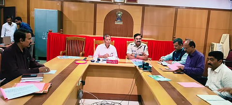 ಸಿಸಿಎಸ್‌ಆರ್ ನಿಧಿ ಕುರಿತು ಜಿಲ್ಲಾಧಿಕಾರಿ ಕಚೇರಿ ಸಭಾಂಗಣದಲ್ಲಿ ಬುಧವಾರ ವಿವಿಧ ಕೈಗಾರಿಕೆಗಳು, ಕಂಪನಿಗಳ ಪ್ರತಿನಿಧಿಗಳ ಜತೆ ಹಮ್ಮಿಕೊಂಡಿದ್ದ ಸಭೆಯಲ್ಲಿ  ಜಿಲ್ಲಾಧಿಕಾರಿ ಜಿ.ಎಂ.ಗಂಗಾಧರಸ್ವಾಮಿ, ಎಚ್.ಟಿ. ಶೇಖರ್, ಕೃಷ್ಣಪ್ರಸಾದ್, ಪಡದಯ್ಯ ಸಿ.ಹಿರೇಮಠ್ ಇತರರಿದ್ದರು. 