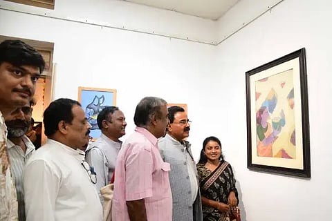 ದಾವಣಗೆರೆಯ ದೃಶ್ಯಕಲಾ ಮಹಾವಿದ್ಯಾಲಯದಲ್ಲಿ ಬುಧವಾರ ಹಮ್ಮಿಕೊಂಡಿದ್ದ, ‘ದೃಶ್ಯಾನುಭವ’ ಕಲಾ ಪ್ರದರ್ಶನವನ್ನು ದಾವಣಗೆರೆ ವಿವಿ ಕುಲಪತಿ ಪ್ರೊ.ಬಿ.ಡಿ.ಕುಂಬಾರ ವೀಕ್ಷಿಸಿದರು. ಗಣೇಶ ದೊಡ್ಡಮನಿ, ಡಾ.ಸತೀಶಕುಮಾರ್ ಪಿ.ವಲ್ಲೇಪುರೆ, ಡಾ. ಜೈರಾಜ್ ಎಂ.ಚಿಕ್ಕಪಾಟೀಲ್, ರಂಗನಾಥ ಬಿ. ಕುಲಕರ್ಣಿ ಇತರರಿದ್ದರು. 