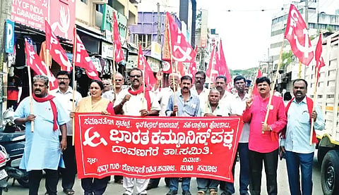 ಪೆಟ್ರೋಲ್, ಡೀಸೆಲ್ ಮತ್ತು ಅಡುಗೆ ಅನಿಲ ಬೆಲೆ ಏರಿಕೆ ವಿರೋಧಿಸಿ ಸಿಪಿಐ ಮುಖಂಡರು ದಾವಣಗೆರೆಯಲ್ಲಿ ಮಂಗಳವಾರ ಪ್ರತಿಭಟನೆ ನಡೆಸಿದರು. ಆವರಗೆರೆ ಚಂದ್ರು, ಎಚ್.ಜಿ.ಉಮೇಶ್, ಕೆರನಳ್ಳಿ ರಾಜು, ಐರಣಿ ಚಂದ್ರು, ಸರೋಜಾ, ರಮೇಶ್ ದಾಸರ್, ಲಕ್ಷ್ಮಣ್ ಇತರರಿದ್ದರು. 