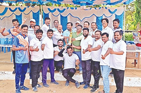 ದಾವಣಗೆರೆ ಜಿಲ್ಲಾ ಪೊಲೀಸ್ ಕವಾಯತು ಮೈದಾನದಲ್ಲಿ ಭಾನುವಾರ ಫೈನಲ್ ಪಂದ್ಯ ಗೆದ್ದು ಚಾಂಪಿಯನ್ ಆದ ಇಮ್ಮಡಿ ಪುಲಿಕೇಶಿ ತಂಡದ ಆಟಗಾರರು ಟ್ರೋಫಿಯೊಂದಿಗೆ ಸಂಭ್ರಮಿಸಿದರು.Pulikeshi