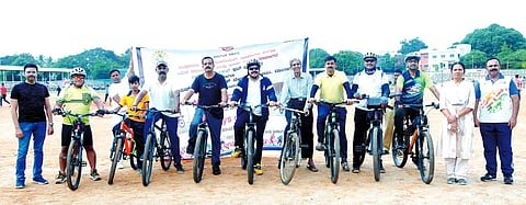 ವಿಶ್ವ ಬೈಸಿಕಲ್ ದಿನಾಚರಣೆ ಅಂಗವಾಗಿ ದಾವಣಗೆರೆಯಲ್ಲಿ ಭಾನುವಾರ ಹಮ್ಮಿಕೊಂಡಿದ್ದ ಸೈಕಲ್ ಜಾಥಾಕ್ಕೆ ಜಿಪಂ ಸಿಇಒ ಗಿತ್ತೆ ಮಾಧವ ವಿಠ್ಠಲ್‌ರಾವ್ ಹಸಿರುನಿಶಾನೆ ತೋರಿಸಿ ಚಾಲನೆ ನೀಡಿದರು. ಡಾ.ಎಚ್.ಬಿ. ಮಂಜುನಾಥ್, ರೇಣುಕಾ, ಅರ್ಪಿತಾ, ಶಿವಕುಮಾರ್, ಮಹೇಶ್, ಎನ್.ಕೆ. ಕೊಟ್ರೇಶ್ ಇತರರಿದ್ದರು. 