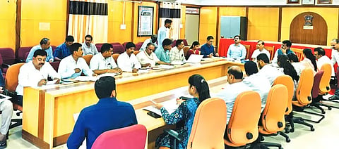 ಕೆರೆಗಳ ಸಂರಕ್ಷಣೆ, ಬೇಸಿಗೆಯಲ್ಲಿ ಕುಡಿವ ನೀರಿನ ನಿರ್ವಹಣೆ ಕುರಿತು ದಾವಣಗೆರೆ ಜಿಲ್ಲಾಧಿಕಾರಿ ಕಚೇರಿ ಸಭಾಂಗಣದಲ್ಲಿ ಬುಧವಾರ  ಕೆರೆಗಳ ಸಂರಕ್ಷಣೆ, ಬೇಸಿಗೆಯಲ್ಲಿ ಕುಡಿವ ನೀರಿನ ನಿರ್ವಹಣೆ ಕುರಿತ ಸಭೆಯಲ್ಲಿ ಜಿಲ್ಲಾಧಿಕಾರಿ ಜಿ.ಎಂ. ಗಂಗಾಧರಸ್ವಾಮಿ, ಮಹಾವೀರ ಕರೆಣ್ಣನವರ್, ಗಿತ್ತೆ ಮಾಧವ ವಿಠ್ಠಲರಾವ್, ಶಿವಕುಮಾರ ಶೀಲವಂತ್, ಮಮತಾ ಗೌಡರ್ ಇತರರಿದ್ದರು.