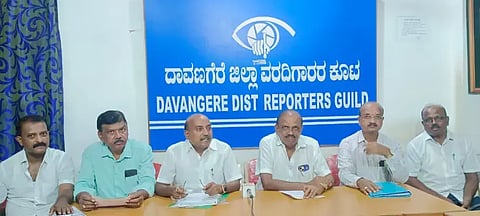  ದಾವಣಗೆರೆ ಸುದ್ದಿಗೋಷ್ಠಿಯಲ್ಲಿ ಜಿಲ್ಲಾ ದಸ್ತಾವೇಜು ಬರಹಗಾರರ ಅಸೋಸಿಯೇಷನ್‌ನ  ಡಿ.ಕೆ. ಸಂಗಮೇಶ್ ಎಲಿಗಾರ್, ಬಿ.ವಿ.ಶಿವಾನಂದ್, ಡಿ.ಆರ್. ಗಿರಿರಾಜು, ಎಸ್. ರಾಜಶೇಖರ್, ಕರಿಬಸಪ್ಪ ಬಳ್ಳಿ,.ಶಿವರಾಜ್ ಇತರರಿದ್ದರು.   