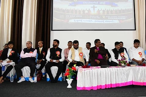 ದಾವಣಗೆರೆಯಲ್ಲಿ ಬುಧವಾರ ಹಮ್ಮಿಕೊಂಡಿದ್ದ ಕ್ರೈಸ್ತರ ಏಕತಾ ಕೂಟ ಕಾರ್ಯಕ್ರಮದಲ್ಲಿ ಕರ್ನಾಟಕ ಕ್ರೈಸ್ತ ಅಭಿವೃದ್ಧಿ ನಿಗಮದ ನಿರ್ದೇಶಕ ಪ್ರಶಾಂತ್ ಜತ್ತನ್ನ, ಸ್ಟ್ಯಾನಿ ಪಿಂಟೋ, ವಿಕ್ರಮ್ ಆಂಟೋನಿ, ಬಿಷಪ್ ಉತ್ತಮ್‌ಕುಮಾರ್, ಪ್ರೊ. ಪ್ರಭು, ಅಲೆಗ್ಸಾಂಡರ್ ಇತರರಿದ್ದರು. 