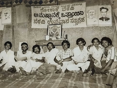 ದಾವಣಗೆರೆ ನಗರಸಭೆ ಬಳಿ ಗೋಕಾಕ್ ವರದಿ ಅನುಷ್ಠಾನಕ್ಕಾಗಿ ಆಯೋಜಿಸಿದ್ದ ಸರದಿ ಸತ್ಯಾಗ್ರಹ ಶಿಬಿರದಲ್ಲಿ ಭಾಗಿಯಾಗಿದ್ದ ಜನರು. 