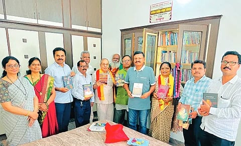 ಮನೆಗೊಂದು ಗ್ರಂಥಾಲಯ’ ಯೋಜನೆಯಡಿ ದಾವಣಗೆರೆಯಲ್ಲಿ ಮಂಗಳವಾರ ಹಮ್ಮಿಕೊಂಡಿದ್ದ ಕಾರ್ಯಕ್ರಮದಲ್ಲಿ ಪುಸ್ತಕ ಪ್ರಾಧಿಕಾರದ ಅಧ್ಯಕ್ಷ ಡಾ.ಮಾನಸ, ಬಿ. ವಾಮದೇವಪ್ಪ, ಸತ್ಯಭಾಮಾ ಮಂಜುನಾಥ್ ಇತರರಿದ್ದರು.  ----