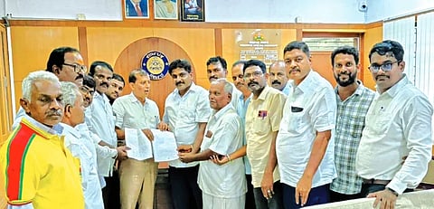 ಹಳೇ ಕುಂದುವಾಡ ಬಳಿಯ ರಾಷ್ಟ್ರೀಯ ಹೆದ್ದಾರಿಯಲ್ಲಿ ನಿರ್ಮಾಣ ಹಂತದ ಸೇತುವೆ ಕಾಮಗಾರಿ ಪೂರ್ಣಗೊಳಿಸಲು ಆಗ್ರಹಿಸಿ ಗ್ರಾಮಸ್ಥರು ದಾವಣಗೆರೆ ಜಿಲ್ಲಾಧಿಕಾರಿ ಕಚೇರಿಗೆ ತೆರಳಿ ಡಿಸಿ ಜಿ.ಎಂ. ಗಂಗಾಧರಸ್ವಾಮಿ ಅವರಿಗೆ ಮನವಿಪತ್ರ ಸಲ್ಲಿಸಿದರು. ಎಚ್.ಎನ್. ಗುರುನಾಥ್, ಎಚ್.ಜಿ. ಗಣೇಶಪ್ಪ, ಜಿಮ್ಮಿ ಹನುಮಂತಪ್ಪ, ಬಸವರಾಜ್ ಅಕ್ಕಿ, ಸಂಪತ್ ಕುಮಾರ್ ಇತರರಿದ್ದರು. 