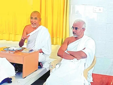 ದಾವಣಗೆರೆಯಲ್ಲಿ ಸುದ್ದಿಗೋಷ್ಠಿ ನಡೆಸಿದ ಜೈನಾಚಾರ್ಯ ಶ್ರೀ ರಾಜರಕ್ಷಿತ ಸೂರೀಶ್ವರಜೀ ಮಹಾರಾಜರು ಹಾಗೂ ಶ್ರೀ ನಯರಕ್ಷಿತ ವಿಜಯಜೀ ಮಹಾರಾಜರು. 