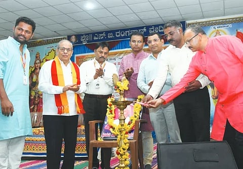 ಕನ್ನಡ ಮತ್ತು ಸಂಸ್ಕೃತಿ ಇಲಾಖೆ, ಕರ್ನಾಟಕ ಸಂಗೀತ ನೃತ್ಯ ಅಕಾಡೆಮಿ ಸಹಯೋಗದಲ್ಲಿ ದಾವಣಗೆರೆಯಲ್ಲಿ ಭಾನುವಾರ ಹಮ್ಮಿಕೊಂಡಿದ್ದ ಕಲಾ ಝೇಂಕಾರ ಸಾಂಸ್ಕೃತಿಕ ಕಾರ್ಯಕ್ರಮದಲ್ಲಿ ಅಕಾಡೆಮಿ ಸದಸ್ಯ ಡಿ.ಆರ್. ರಾಜಪ್ಪ, ಬಿ. ವಾಮದೇವಪ್ಪ, ರವಿಚಂದ್ರ, ಎನ್. ನರೇಂದ್ರಬಾಬು, ರಾಜು ಎಮ್ಮಿಗನೂರು ಇದ್ದರು. 