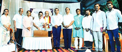 ದಾವಣಗೆರೆಯ ವಿದ್ಯಾನಗರದ ಉದ್ಯಾನದಲ್ಲಿ ಕನ್ನಡ ಮತ್ತು ಸಂಸ್ಕೃತಿ ಇಲಾಖೆ ಹಮ್ಮಿಕೊಂಡಿದ್ದ, ‘ಕಲಾ ನಡಿಗೆ ನಿಮ್ಮ ಬಳಿಗೆ’ ಕಾರ್ಯಕ್ರಮವನ್ನು ದೂಡಾ ಅಧ್ಯಕ್ಷ ದಿನೇಶ್ ಕೆ. ಶೆಟ್ಟಿ ಹಾರ್ಮೋನಿಯಂ ನುಡಿಸುವ ಮೂಲಕ ಉದ್ಘಾಟಿಸಿದರು. ಬಿ. ವಾಮದೇವಪ್ಪ ತೊಗಲೇರಿ, ಬಿ. ದಿಳ್ಯೆಪ್ಪ, ಎನ್.ಎಸ್. ರಾಜು, ರವಿಚಂದ್ರ ಇತರರಿದ್ದರು. 