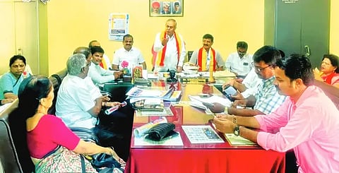 ದಾವಣಗೆರೆಯಲ್ಲಿ ಮಂಗಳವಾರ ಹಮ್ಮಿಕೊಂಡಿದ್ದ ಕಸಾಪ ಜಿಲ್ಲಾ ಕಾರ್ಯಕಾರಿಣಿ ಸಭೆಯಲ್ಲಿ ಜಿಲ್ಲಾಧ್ಯಕ್ಷ  ಬಿ. ವಾಮದೇವಪ್ಪ ತೊಗಲೇರಿ ಮಾತನಾಡಿದರು. ಕೆ.ಎಂ. ಸುರೇಶ್, ರೇವಣಸಿದ್ದಪ್ಪ ಅಂಗಡಿ, ಮಧುಕುಮಾರ್, ಸುಮತಿ ಜಯಪ್ಪ ಇತರರಿದ್ದರು. 
