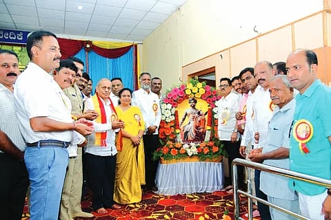 ದಾವಣಗೆರೆಯಲ್ಲಿ ಜಿಲ್ಲಾಡಳಿತ ಹಮ್ಮಿಕೊಂಡಿದ್ದ, ನಾಡಪ್ರಭು ಕೆಂಪೇಗೌಡರ ಜಯಂತ್ಯುತ್ಸವದಲ್ಲಿ ಅವರ ಭಾವಚಿತ್ರಕ್ಕೆ ಶಾಸಕ ಕೆ.ಎಸ್. ಬಸವಂತಪ್ಪ ಪುಷ್ಪಾರ್ಚನೆ ಮಾಡಿದರು. ವ್ಯಂಗ್ಯಚಿತ್ರಕಾರ ಡಾ.ಎಚ್.ಬಿ.ಮಂಜುನಾಥ್, ದಿನೇಶ್ ಕೆ. ಶೆಟ್ಟಿ, ಎಡಿಸಿ ಶೀಲವಂತ ಶಿವಕುಮಾರ್, ಎಎಸ್ಪಿ ಪರಮೇಶ್ವರ ಹೆಗಡೆ, ಎಂ.ಜಿ. ನಾಗರಾಜ್ ಇತರರಿದ್ದರು. 