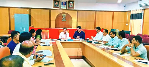 ದಾವಣಗೆರೆ ಜಿಲ್ಲಾಧಿಕಾರಿ ಕಚೇರಿಯಲ್ಲಿ, ಹೊನ್ನೂರು ಕೆರೆ ಅಭಿವೃದ್ಧಿಪಡಿಸುವ ಸಂಬಂಧ ಗುರುವಾರ ಹಮ್ಮಿಕೊಂಡಿದ್ದ ಸಭೆಯಲ್ಲಿ ಜಿಲ್ಲಾಧಿಕಾರಿ ಜಿ.ಎಂ.ಗಂಗಾಧರಸ್ವಾಮಿ, ಜಿಪಂ ಸಿಇಒ ಗಿತ್ತೆ ಮಾಧವ ವಿಠ್ಠಲರಾವ್, ದೂಡಾ ಆಯುಕ್ತೆ ರೇಣುಕಾ, ನಗರಸಭೆ ಆಯುಕ್ತ ಡಾ.ಮಹಾಂತೇಶ್, ಉಪಾಯುಕ್ತ ಉದಯಕುಮಾರ್ ಇತರರಿದ್ದರು. 