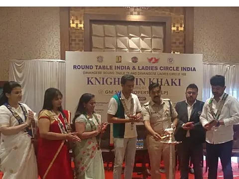 ದಾವಣಗೆರೆ ರೌಂಡ್ ಟೇಬಲ್ ಹಾಗೂ ದಾವಣಗೆರೆ ಲೇಡಿಸ್ ಸರ್ಕಲ್ ಸಂಸ್ಥೆಗಳ ಸಹಯೋಗದಲ್ಲಿ ಹಮ್ಮಿಕೊಂಡಿದ್ದ ‘ನೈಟ್ಸ್ ಇನ್ ಖಾಕಿ’ ಕಾರ್ಯಕ್ರಮವನ್ನು ಜಿಲ್ಲಾ ರಕ್ಷಣಾಧಿಕಾರಿ ಎಚ್.ಟಿ. ಶೇಖರ್ ಉದ್ಘಾಟಿಸಿದರು. ಸಚಿನ್ ತಲ್ರೆಜಾ, ಡಾ. ಪೂಜಾ ಮಹಾಜನ್, ಅಭಿಷೇಕ್ ಶೇಟ್, ಮಾಧುರಿ ಸುಹಾಸ್, ಡಾ.ಎನ್.ಟಿ.ಚೈತ್ರಾ ಇತರರಿದ್ದರು. 