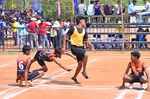 ದಾವಣಗೆರೆ ವಿವಿ ಆವರಣದಲ್ಲಿ ನಡೆಯುತ್ತಿರುವ ದಕ್ಷಿಣ ಭಾರತ ಅಂತರ ವಿವಿ ಖೋಖೋ ಟೂರ್ನಿಯ ಉಪ ಪಂದ್ಯದಲ್ಲಿ ಬೆಳಗಾವಿಯ ರಾಣಿ ಚನ್ನಮ್ಮ ವಿವಿ ಹಾಗೂ ಕೇರಳದ ಕ್ಯಾಲಿಕೆಟ್ ವಿವಿ ತಂಡಗಳ ನಡುವಿನ ಸೆಣಸಾಟ. 