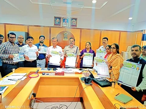 ದಾವಣಗೆರೆಯಲ್ಲಿ ಬುಧವಾರ ಆಯೋಜಿಸಿದ್ದ, ಕೃಷಿ ಇಲಾಖೆಯ ಯೋಜನೆಗಳ ಜಿಲ್ಲಾ ಮಟ್ಟದ ಅನುಷ್ಠಾನ ಸಮಿತಿ ಸಭೆಯಲ್ಲಿ ಜಿಲ್ಲಾಧಿಕಾರಿ ಜಿ.ಎಂ. ಗಂಗಾಧರಸ್ವಾಮಿ, ಎಸ್ಪಿ ಎಚ್.ಟಿ.ಶೇಖರ್ ಅವರು ಕೃಷಿ ರಕ್ಷಕ ಕೈಪಿಡಿ, ಭಿತ್ತಿಪತ್ರ ಬಿಡುಗಡೆ ಮಾಡಿದರು. ಕೆ.ಜಿಯಾವುಲ್ಲಾ, ರೇಷ್ಮಾ ಕೌಸರ್, ಡಾ.ರಾಘವೇಂದ್ರ ಪ್ರಸಾದ್, ಡಾ.ಮಹೇಶ್ ಇತರರಿದ್ದರು. 