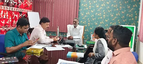 ಮುಂಗಾರು ಸಿದ್ಧತೆ ಕುರಿತು ದಾವಣಗೆರೆಯಲ್ಲಿ ಗುರುವಾರ ಆಯೋಜಿಸಿದ್ದ ಅಧಿಕಾರಿಗಳ ಸಭೆಯಲ್ಲಿ ಮಾಯಕೊಂಡ ಶಾಸಕ ಕೆ.ಎಸ್.ಬಸವಂತಪ್ಪ, ಜಂಟಿ ಕೃಷಿ ನಿರ್ದೇಶಕ ಕೆ.ಜಿಯಾವುಲ್ಲಾ, ಉಪನಿರ್ದೇಶಕಿ ಭಾರತಮ್ಮ, ಸಹಾಯಕ ನಿರ್ದೇಶಕ ಶ್ರೀಧರಮೂರ್ತಿ ಇತರರಿದ್ದರು.