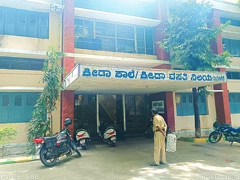 ದಾವಣಗೆರೆಯ ಕ್ರೀಡಾ ವಸತಿನಿಲಯದ ಹೊರನೋಟ. 