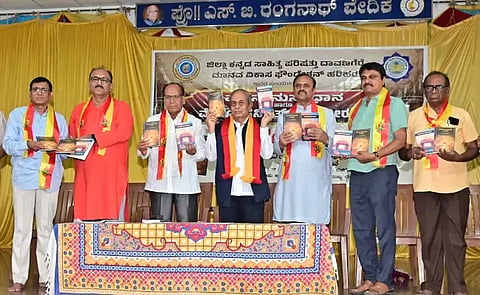 ದಾವಣಗೆರೆಯಲ್ಲಿ ಭಾನುವಾರ, ಬೆಂಗಳೂರಿನ ಸಂಶೋಧಕ ಡಾ.ಸಿ. ಶಿವಕುಮಾರಸ್ವಾಮಿ ಅವರ ‘ವಚನಾನುಸಂಧಾನ’ ಹಾಗೂ ‘ವೇದೋಪನಿಷತ್ತುಗಳಲ್ಲಿ ವೀರಶೈವ’ ಕೃತಿಗಳನ್ನು ಬಿಡುಗಡೆ ಮಾಡಲಾಯಿತು. ಡಾ.ನಂದೀಶ್ ಹಿರೇಮಠ,  ಪ್ರೊ.ಸಿ.ವಿ. ಪಾಟೀಲ್,  ಬಿ. ವಾಮದೇವಪ್ಪ, ವಿ.ಎಂ. ಕರಿಬಸಯ್ಯ, ಶಿವಯೋಗಿ ಕಂಬಾಳಿಮಠ, ಪ್ರೊ.ಎಚ್.ಎ.ಭಿಕ್ಷಾವರ್ತಿಮಠ ಇದ್ದರು.