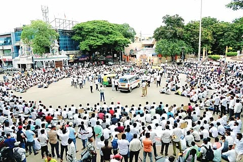 ಕಾಯಮಾತಿಗಾಗಿ ಆಗ್ರಹಿಸಿ, ಸರ್ಕಾರಿ ಪರವಾನಗಿ ಭೂಮಾಪಕರ ಸಂಘದಡಿ ಪರವಾನಗಿ ಭೂಮಾಪಕರು ದಾವಣಗೆರೆಯ ಜಯದೇವ ವೃತ್ತದಲ್ಲಿ ಮಾನವ ಸರಪಳಿ ರಚಿಸಿ ಪ್ರತಿಭಟನೆ ನಡೆಸಿದರು. 
