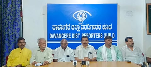 ದಾವಣಗೆರೆಯಲ್ಲಿ ಸುದ್ದಿಗೋಷ್ಠಿಯಲ್ಲಿ ಮಾದಿಗ ಸಮಾಜದ ಮುಖಂಡ ಆಲೂರು ನಿಂಗರಾಜ್,  ಎಂ. ಹಾಲೇಶ್, ಉದಯಕುಮಾರ್, ಎಚ್. ಮಲ್ಲೇಶ್, ಟಿ. ಬಸವರಾಜ್ ಇತರರಿದ್ದರು. 