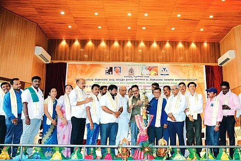 ಶ್ರೀಕ್ಷೇತ್ರ ಧರ್ಮಸ್ಥಳ ಗ್ರಾಮಾಭಿವೃದ್ಧಿ ಯೋಜನೆ ಬಿ.ಸಿ. ಟ್ರಸ್ಟ್‌ನ ಯೋಜನಾ ಕಚೇರಿ ಆಶ್ರಯದಲ್ಲಿ ದಾವಣಗೆರೆಯಲ್ಲಿ ಹಮ್ಮಿಕೊಂಡಿದ್ದ ಮದ್ಯವರ್ಜನ ಶಿಬಿರವನ್ನು ದೂಡಾ ಅಧ್ಯಕ್ಷ ದಿನೇಶ್ ಕೆ. ಶೆಟ್ಟಿ ಉದ್ಘಾಟಿಸಿದರು. ಶಿವನಹಳ್ಳಿ ರಮೇಶ್, ಶ್ರೀನಿವಾಸ ದಾಸಕರಿಯಪ್ಪ, ಲಿಂಗರಾಜ್, ಎಂ. ಲಕ್ಷ್ಮಣ್, ಎಸ್. ಚಂದ್ರಶೇಖರ್ ಎಸ್.ಟಿ. ಕುಸುಮಶ್ರೇಷ್ಠಿ, ಅಣಬೇರು ಮಂಜಣ್ಣ ಇತರರಿದ್ದರು. 