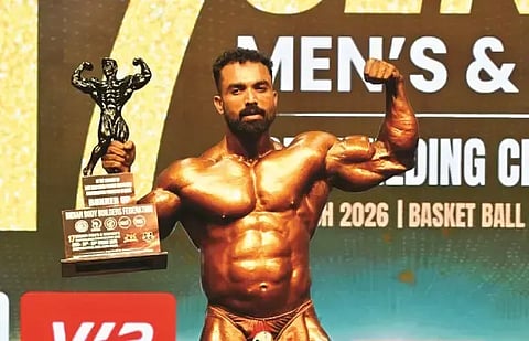 17ನೆಯ ಹಿರಿಯರ ಮಿಸ್ಟರ್ ಇಂಡಿಯಾ ದೇಹದಾರ್ಢ್ಯ ಚಾಂಪಿಯನ್‌ಶಿಪ್‌ನಲ್ಲಿ ರನ್ನರ್ ಅಪ್ ಟ್ರೋಫಿ ಹಿಡಿದ ಮಂಜು ಮೊಗವೀರ್. 