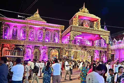 ದಾವಣಗೆರೆಯ ದುರ್ಗಾಂಬಿಕಾ ದೇವಸ್ಥಾನದ ಮಹಾಮಂಟಪ. 