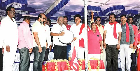 ಭಾರತ ಕಮ್ಯುನಿಸ್ಟ್ ಪಕ್ಷ, ಎಐಟಿಯುಸಿ ಜಿಲ್ಲಾ ಮಂಡಳಿ ಸಹಯೋಗದಲ್ಲಿ ದಾವಣಗೆರೆಯಲ್ಲಿ ಶುಕ್ರವಾರ ಹಮ್ಮಿಕೊಂಡಿದ್ದ ಮೇ ದಿನಾಚರಣೆಯಲ್ಲಿ ಎಐಟಿಯುಸಿ ರಾಜ್ಯಾಧ್ಯಕ್ಷ ಬಾಬು ಮ್ಯಾಥ್ಯೂ, ಆವರಗೆರೆ ಚಂದ್ರು ಎಚ್.ಜಿ.ಉಮೇಶ್, ಯೋಗೇಶ್, ಮಾದಿಹಳ್ಳಿ ಮಂಜುನಾಥ್, ವಿ. ಲಕ್ಷ್ಮಣ್, ಎಸ್.ಎಸ್.ಮಲ್ಲಮ್ಮ ಇತರರಿದ್ದರು