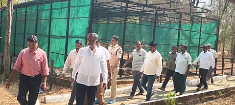  ದಾವಣಗೆರೆ ತಾಲೂಕಿನ ಆನಗೋಡಿನ ಇಂದಿರಾ ಪ್ರಿಯದರ್ಶಿನಿ ಕಿರು ಮೃಗಾಲಯಕ್ಕೆ ಶಾಸಕ ಕೆ.ಎಸ್. ಬಸವಂತಪ್ಪ ಭೇಟಿ ನೀಡಿ ಪರಿಶೀಲನೆ ನಡೆಸಿದರು. ಉಪ ಅರಣ್ಯ ಸಂರಕ್ಷಣಾಧಿಕಾರಿ ಹರ್ಷವರ್ಧನ, ಆರ್‌ಎಫ್‌ಒ ಹಿದಾಯತ್ ಇತರರಿದ್ದರು.