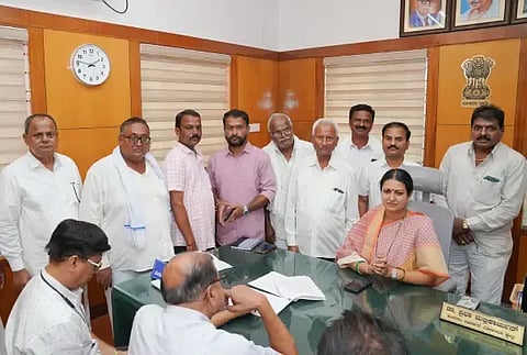 ದಾವಣಗೆರೆ ಜಿಲ್ಲಾಡಳಿತ ಭವನದ ಸಂಸದರ ಜನಸಂಪರ್ಕ ಕಚೇರಿಯಲ್ಲಿ ಮಂಗಳವಾರ ಸಂಸದೆ ಡಾ.ಪ್ರಭಾ ಮಲ್ಲಿಕಾರ್ಜುನ್ ಅವರು ಸಾರ್ವಜನಿಕರ ಅಹವಾಲು ಸ್ವೀಕರಿಸಿದರು. 