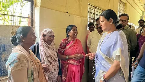 ದಾವಣಗೆರೆಯ ಚಾಮರಾಜಪೇಟೆಯ ಮಹಿಳಾ ಮತ್ತು ಮಕ್ಕಳ ಆಸ್ಪತ್ರೆಗೆ ಗುರುವಾರ ದಿಢೀರ್ ಭೇಟಿ ನೀಡಿ ಪರಿಶೀಲಿಸಿದ ಸಂಸದೆ ಡಾ. ಪ್ರಭಾ ಮಲ್ಲಿಕಾರ್ಜುನ್ ರೋಗಿಗಳ ಸಂಬಂಧಿಕರ ಜತೆ ಮಾತನಾಡಿದರು.