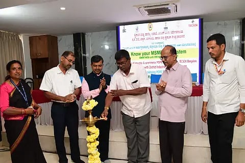  ದಾವಣಗೆರೆಯಲ್ಲಿ ಸೋಮವಾರ, ಎಂಎಸ್‌ಎಂಇ ಪರಿಸರ ವ್ಯವಸ್ಥೆ ಕುರಿತ ಅರಿವು ಕಾರ್ಯಾಗಾರದ ಉದ್ಘಾಟನಾ ಕಾರ್ಯಕ್ರಮದಲ್ಲಿ  ಕೆಐಎಡಿಬಿ ಕಾರ್ಯಪಾಲಕ ಇಂಜಿನಿಯರ್ ಮೋಹನ್‌ಕುಮಾರ್, ಪಡದಯ್ಯ ಹಿರೇಮಠ್, ಆರ್. ಗಣೇಶ್, ಎಸ್.ಜಿ. ಸರಸ್ವತಿ, ವೀರೇಶನಾಯ್ಕ ಇದ್ದರು.