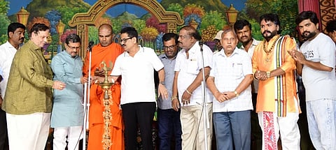 ದಾವಣಗೆರೆಯಲ್ಲಿ ಕಮತಗಿಯ ಶ್ರೀ ಗುರುಹೊಳೆ ಹುಚ್ಚೇಶ್ವರ ನಾಟ್ಯ ಸಂಘ ಹಮ್ಮಿಕೊಂಡ, ‘ಗಂಡನಿಗೆ ತಕ್ಕ ಹೆಂಡತಿ’ ನಾಟಕ ಪ್ರದರ್ಶನವನ್ನು ದೂಡಾ ಅಧ್ಯಕ್ಷ ದಿನೇಶ್ ಕೆ ಶೆಟ್ಟಿ ಉದ್ಘಾಟಿಸಿದರು. ವಿರಕ್ತಮಠದ ಡಾ.ಬಸವಪ್ರಭು ಸ್ವಾಮೀಜಿ, ಮಲ್ಲಿಕಾರ್ಜುನ ಕಡಕೋಳ, ಪಾಪು ಕಲ್ಲೂರ, ಮಹದೇವಪ್ಪ ಹುಣಸ್ಯಾಳ, ಸಿ.ಎಲ್.ಚಂದ್ರಧರ, ನಾಗರಾಜ ಎಸ್. ಬಡದಾಳ್ ಇತರರಿದ್ದರು. 