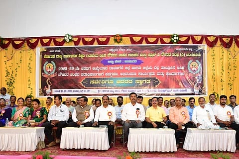 ದಾವಣಗೆರೆಯಲ್ಲಿ ಶನಿವಾರ ಹಮ್ಮಿಕೊಂಡಿದ್ದ ಶಿಕ್ಷಣ ಇಲಾಖೆಯ ಲಿಪಿಕ ನೌಕರರು, ವಾಹನ ಚಾಲಕರು ಹಾಗೂ ಗ್ರೂಪ್ ಡಿ ನೌಕರರ ಸಂಘದ ಜಿಲ್ಲಾ ಹಾಗೂ ತಾಲೂಕು ಸಂಘದ ಪದಾಧಿಕಾರಿಗಳ ಪದಗ್ರಹಣ ಕಾರ್ಯಕ್ರಮದಲ್ಲಿ ಸಂಘದ ರಾಜ್ಯಾಧ್ಯಕ್ಷ ಎಸ್.ಆರ್. ನವೀನ್, ಎಚ್.ಆರ್. ಮೋಹನ್, ಡಿ.ಮಂಜುನಾಥ, ವೀರೇಶ್ ಎಸ್. ಒಡೇನಪುರ, ಕೃಷ್ಣಪ್ರಸಾದ್, ಎಸ್.ಗೀತಾ ಇತರರಿದ್ದರು. 