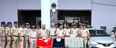 ದಾವಣಗೆರೆ ಜಿಲ್ಲೆಯ ಐದು ಪ್ರತ್ಯೇಕ ಪ್ರಕರಣಗಳಲ್ಲಿ ವಶಪಡಿಸಿಕೊಂಡ ಹಣ, ಸ್ವತ್ತಿನೊಂದಿಗೆ ಚಿತ್ರದಲ್ಲಿ ಎಸ್ಪಿ ಎಚ್.ಟಿ. ಶೇಖರ್,ಎಎಸ್ಪಿ ಪರಮೇಶ್ವರ ಹೆಗಡೆ, ಚನ್ನಗಿರಿ ಡಿವೈಎಸ್ಪಿ ರುದ್ರಪ್ಪ ಎಸ್. ಉಜ್ಜನಕೊಪ್ಪ, ದಾವಣಗೆರೆ ಗ್ರಾಮಾಂತರ ಡಿವೈಎಸ್ಪಿ ಬಿ.ಎಸ್. ಬಸವರಾಜ್ ಇತರ ಅಧಿಕಾರಿಗಳಿದ್ದರು. 
