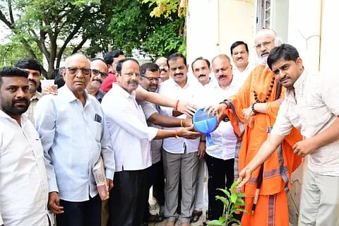 ದಾವಣಗೆರೆಯ ಸೋಮೇಶ್ವರ ವಿದ್ಯಾಲಯ ಆವರಣದಲ್ಲಿ ಗಿಡಕ್ಕೆ ನೀರೆರೆವ ಮೂಲಕ ವಿಶ್ವ ಪರಿಸರ ದಿನಾಚರಣೆ ಕಾರ್ಯಕ್ರಮಕ್ಕೆ ಆವರಗೊಳ್ಳದ ಓಂಕಾರ ಶಿವಾಚಾರ್ಯ ಸ್ವಾಮೀಜಿ ಚಾಲನೆ ನೀಡಿದರು.  ಕೆ.ಬಿ.ಕೊಟ್ರೇಶ, ಕೆ.ಎಂ. ಸುರೇಶ್, ನಾಗರಾಜ ಎಸ್. ಬಡದಾಳ್, ಪ್ರಸಾದ ಬಂಗೇರ, ಎಸ್.ಟಿ.ಕುಸುಮಶ್ರೇಷ್ಟಿ ಇತರರಿದ್ದರು. 