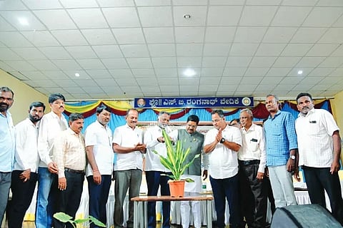 ಕರ್ನಾಟಕ ಪ್ರತಿಭಾ ಅಕಾಡೆಮಿ ದಾವಣಗೆರೆ ಘಟಕದಿಂದ ಭಾನುವಾರ ಹಮ್ಮಿಕೊಂಡಿದ್ದ ಪ್ರತಿಭಾ ಪುರಸ್ಕಾರ ಕಾರ್ಯಕ್ರಮವನ್ನು  ಜಗಳೂರು ಶಾಸಕ ಬಿ. ದೇವೇಂದ್ರಪ್ಪ ಉದ್ಘಾಟಿಸಿದರು. ಶಾಸಕ ಕೆೆ. ಎಸ್.ಬಸವಂತಪ್ಪ, ಕೆ.ಪಿ.ಪಾಲಯ್ಯ, ನಂದಿಗಾವಿ ಶ್ರೀನಿವಾಸ್,  ಎನ್.ಟಿ. ಎರ‌್ರಿಸ್ವಾಮಿ ಇತರರಿದ್ದರು. 