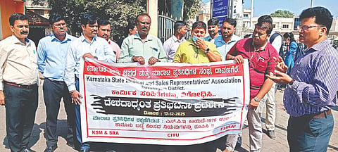 ನಾಲ್ಕು ಕಾರ್ಮಿಕ ಸಂಹಿತೆಗಳಿಗೆ ವಿರೋಧಿಸಿ ಕರ್ನಾಟಕ ವೈದ್ಯಕೀಯ ಮತ್ತು ಮಾರಾಟ ಪ್ರತಿನಿಧಿಗಳ ಸಂಘವು ದಾವಣಗೆರೆಯಲ್ಲಿ ಬುಧವಾರ ಪ್ರತಿಭಟನೆ ನಡೆಸಿತು. ರಾಜ್ಯಾಧ್ಯಕ್ಷ ಕೆ.ಎಚ್.ಆನಂದರಾಜು, ಎಂ.ವೆಂಕಟೇಶ್, ಟಿ. ಶ್ರೀಧರ, ರಹಮತ್, ಪ್ರವೀಣ್ ಇತರರಿದ್ದರು. 