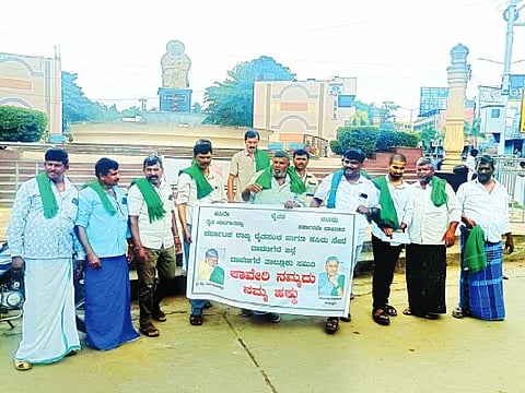 ತಮಿಳುನಾಡಿಗೆ ಕಾವೇರಿ ನೀರು ಹರಿಸುವಂತೆ ಪ್ರಾಧಿಕಾರ ನೀಡಿದ ಆದೇಶ ವಿರೋಧಿಸಿ ರಾಜ್ಯ ರೈತ ಸಂಘ ಹಾಗೂ ಹಸಿರುಸೇನೆ ದಾವಣಗೆರೆ ತಾಲೂಕು ಸಮಿತಿ ದಾವಣಗೆರೆಯಲ್ಲಿ ಪ್ರತಿಭಟನೆ ನಡೆಸಿತು. ಮಂಡಲೂರು ವಿಶ್ವನಾಥ್, ದಿನೇಶ್ ದೊಡ್ಡಗೌಡ್ರು, ಎಸ್.ಜೆ. ಕಲ್ಲೇಶ್, ಡಿ.ಕೆ.ವೆಂಕಟೇಶ ಗುಡಾಳ್, ಜಿ.ಎಸ್. ಹಾಲೇಶ್, ಮಲ್ಲಿಕಾರ್ಜುನ ಇತರರಿದ್ದರು. 