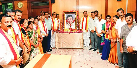 ದಾವಣಗೆರೆ ಜಿಲ್ಲಾಧಿಕಾರಿ ಕಚೇರಿ ಸಭಾಂಗಣದಲ್ಲಿ ಶುಕ್ರವಾರ ಹಮ್ಮಿಕೊಂಡಿದ್ದ, ವರನಟ ಡಾ.ರಾಜ್‌ಕುಮಾರ್ ಜನ್ಮದಿನದ ಕಾರ್ಯಕ್ರಮದಲ್ಲಿ ಅಪರ ಜಿಲ್ಲಾಧಿಕಾರಿ ಶೀಲವಂತ ಶಿವಕುಮಾರ್, ರವಿಚಂದ್ರ, ಬಿ.ವಾಮದೇವಪ್ಪ, ಕೆ.ಜಿ. ಯಲ್ಲಪ್ಪ, ಕೆ.ಜಿ. ಶಿವಕುಮಾರ್  ಮುಖಂಡರಿದ್ದರು.