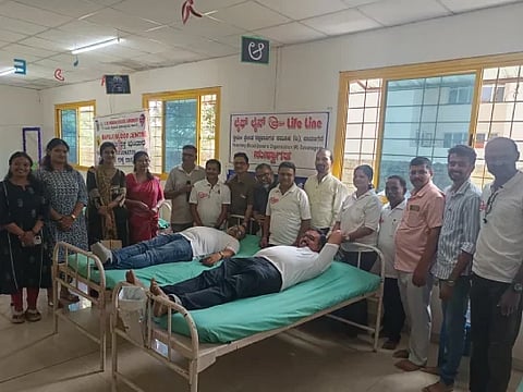  ಎಸ್‌ಎಸ್ ಕೇರ್ ಟ್ರಸ್ಟ್, ಲೈಫ್‌ಲೈನ್-ಸ್ವಯಂಪ್ರೇರಿತ ರಕ್ತದಾನಿಗಳ ಸಮೂಹದ ಸಹಯೋಗದಲ್ಲಿ ದಾವಣಗೆರೆಯಲ್ಲಿ ಶನಿವಾರ ಹಮ್ಮಿಕೊಂಡಿದ್ದ ರಕ್ತದಾನ ಶಿಬಿರದಲ್ಲಿ ದೂಡಾ ಅಧ್ಯಕ್ಷ ದಿನೇಶ್ ಕೆ. ಶೆಟ್ಟಿ, ಅರಿವಳಿಕೆ ತಜ್ಞೆ ಡಾ. ಶಿಲ್ಪಶ್ರೀ, ಅನಿಲ್ ಬಾರೆಂಗಳ್, ಡಾ. ವಿದ್ಯಾ, ಪ್ರೊ. ದಿವ್ಯಾ, ಡಾ. ಗೋವರ್ಧನ್, ರಾಜೇಶ್ವರಿ ಇತರರಿದ್ದರು.