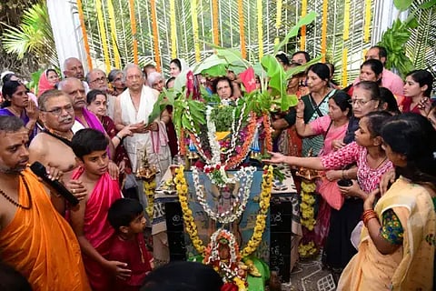 ದಾವಣಗೆರೆಯ ಖಮಿತ್ಕರ್ ಈಶ್ವರಪ್ಪನವರ ರಾಮ ದೇಗುಲದಲ್ಲಿ ಆಯೋಜಿಸಿದ್ದ ಶ್ರೀರಾಮನ ತೊಟ್ಟಿಲೋತ್ಸವದ ಸಂಭ್ರಮದ ಕ್ಷಣ. 