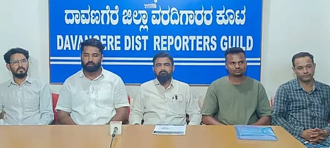 ದಾವಣಗೆರೆಯಲ್ಲಿ ಸೋಮವಾರ ಸುದ್ದಿಗೋಷ್ಠಿಯಲ್ಲಿ ಕರ್ನಾಟಕ ಆರ್‌ಟಿಐ ಮಾನವ ಹಕ್ಕುಗಳ ಸಂಘ ಟ್ರಸ್ಟ್‌ನ ಸಂಸ್ಥಾಪಕ ಮೊಹಮ್ಮದ್ ವಾಸಿಂ ಖಾದ್ರಿ, ಡಿ.ಕೆ. ನಯಾಜ್, ಸಲೀಂ ಜಾವೀದ್, ಫಯಾಜ್ ಅಹ್ಮದ್ ಇದ್ದರು.