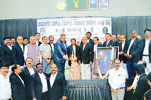 ದಾವಣಗೆರೆಯಲ್ಲಿ ಶನಿವಾರ, ಎಸ್ಸಿ-ಎಸ್ಟಿ ವಕೀಲರ ಸಹಕಾರ ಸಂಘವನ್ನು ಹಿಮಾಚಲ ಪ್ರದೇಶದ ಹೈಕೋರ್ಟ್‌ನ ನಿವೃತ್ತ ಮುಖ್ಯ ನ್ಯಾಯಮೂರ್ತಿ ಎಲ್.ನಾರಾಯಣಸ್ವಾಮಿ ಅವರು ದೀಪ ಬೆಳಗಿಸುವ ಮೂಲಕ ಉದ್ಘಾಟಿಸಿದರು. ಜಿ.ಎಂ.ಗಂಗಾಧರಸ್ವಾಮಿ, ಬಿ.ಎಂ.ಹನುಮಂತಪ್ಪ, ಟಿ.ಆರ್.ಗುರುಬಸವರಾಜ್, ಆಂಜನೇಯ ಗುರೂಜಿ, ರಾಮಚಂದ್ರ ಕಲಾಲ್, ಲೋಕಿಕೆರೆ ಸಿದ್ದಪ್ಪ, ಎಲ್.ಎಚ್.ಅರುಣ್‌ಕುಮಾರ್ ಇತರರಿದ್ದರು. 